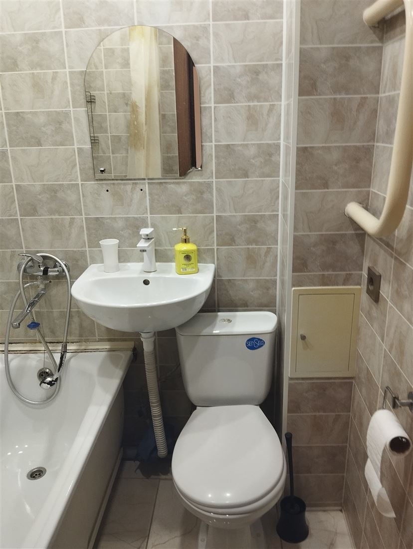 Снять --комнатную квартиру